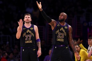 乐鱼体育中国官方网站-湖人队常规赛数据：投篮命中率50.2%全联盟第一，得分第11失分第12